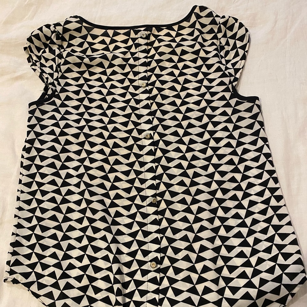 Geometric patterned top - Picture 3 of 8